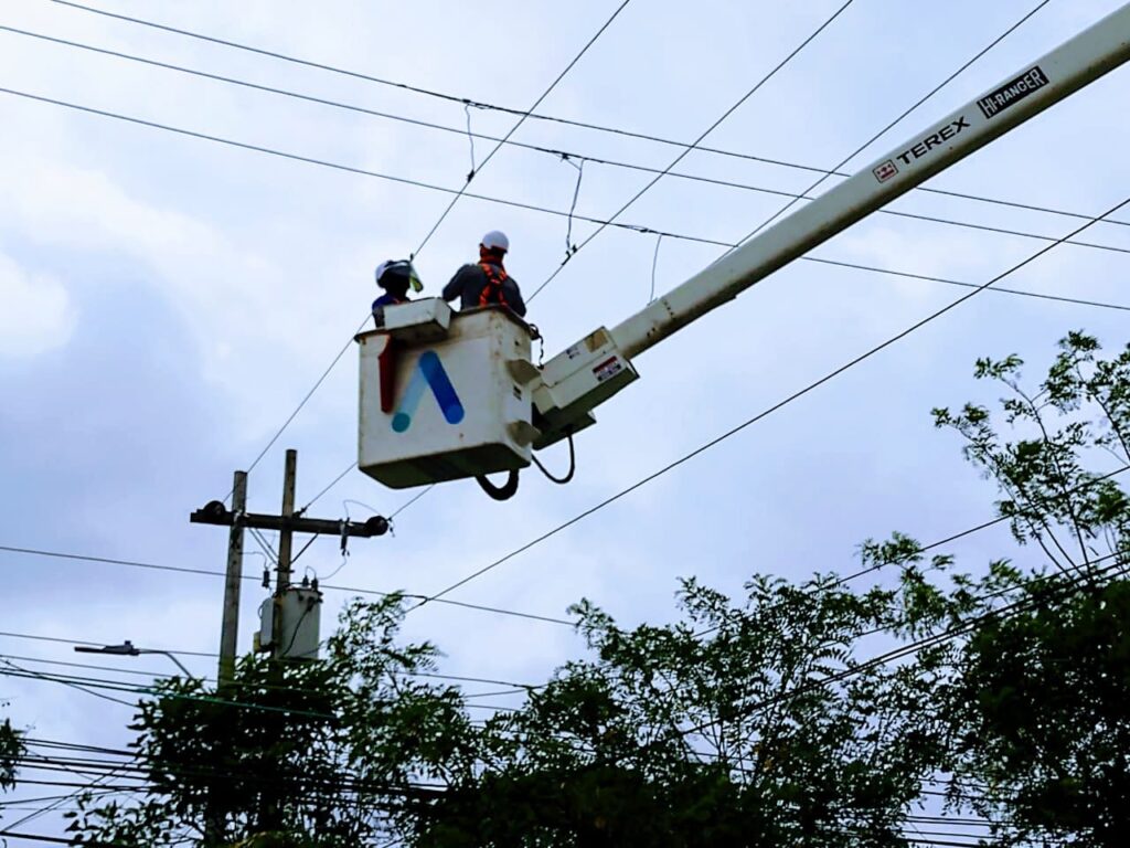 Operarios de la empresa Air-e realizan mantenimiento a redes eléctricas.