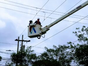 Operarios de la empresa Air-e realizan mantenimiento a redes eléctricas.