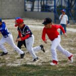 60 niños y jóvenes de Soledad reciben uniformes en la estrategia “Béisbol por La Paz”