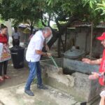 Con “mona” en mano, Gobernador Verano derrumba focos para dengue en Juan de Acosta