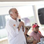 Gobierno de Eduardo Verano inicia iluminación solar en vía Manatí-Carreto para más seguridad